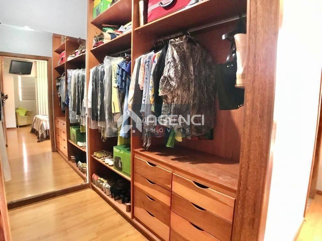 Casa, Castelo, 4 Quartos, 0 Vaga, 1 Suíte