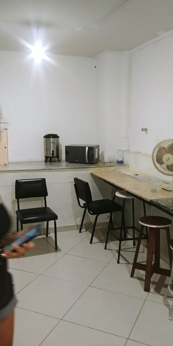 Casa Comercial, Funcionários, 0 Quarto, 10 Vagas