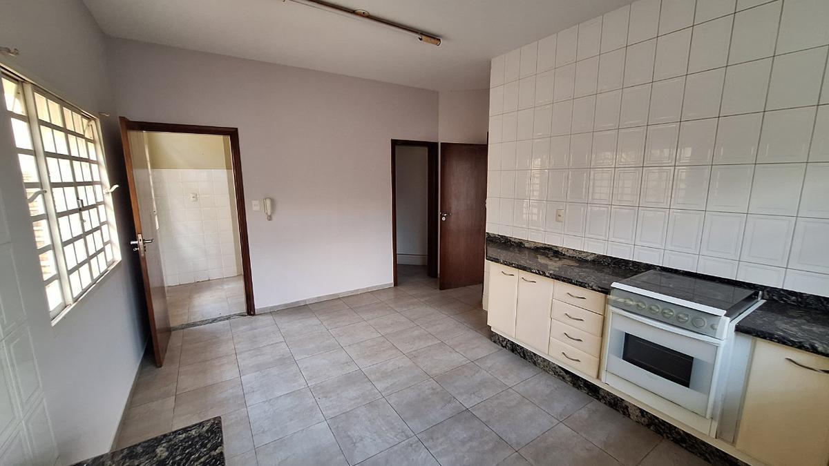 Casa, Centro, 3 Quartos, 2 Vagas, 1 Suíte