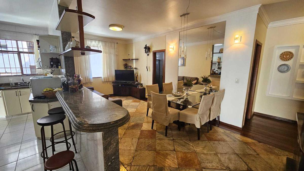 Casa, Castelo, 5 Quartos, 4 Vagas, 1 Suíte