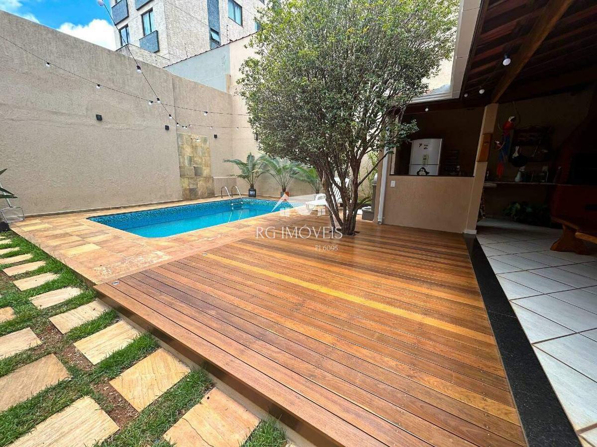 Casa, Barreiro, 3 Quartos, 4 Vagas, 1 Suíte