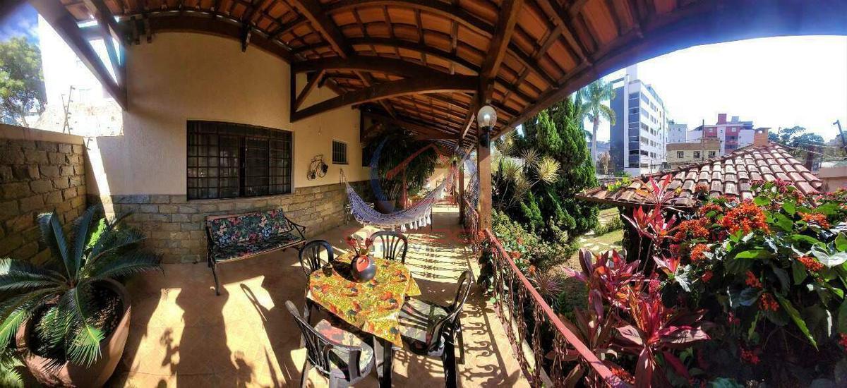 Casa, Castelo, 4 Quartos, 5 Vagas, 1 Suíte