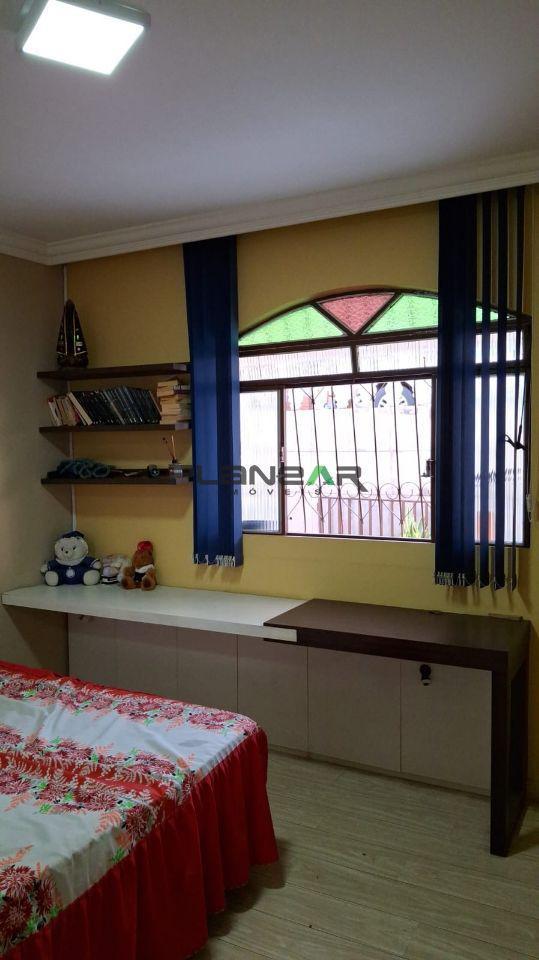 Casa, Industrial, 3 Quartos, 4 Vagas, 1 Suíte