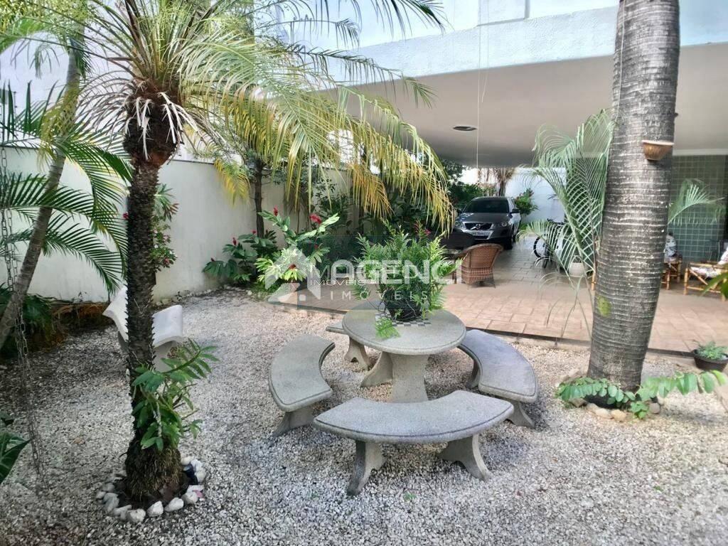 Casa, Castelo, 4 Quartos, 0 Vaga, 1 Suíte