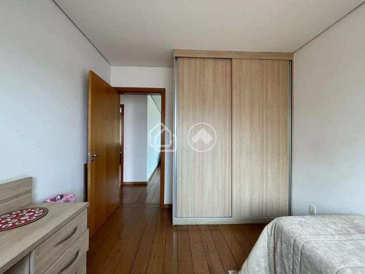 Casa, Estoril, 4 Quartos, 3 Vagas, 1 Suíte