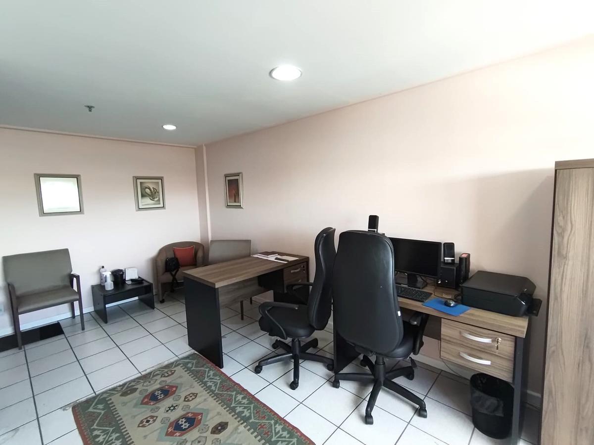 Sala, Barro Preto, 0 Quarto, 2 Vagas