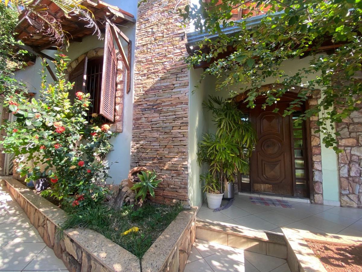 Casa, João Pinheiro, 4 Quartos, 2 Vagas, 1 Suíte