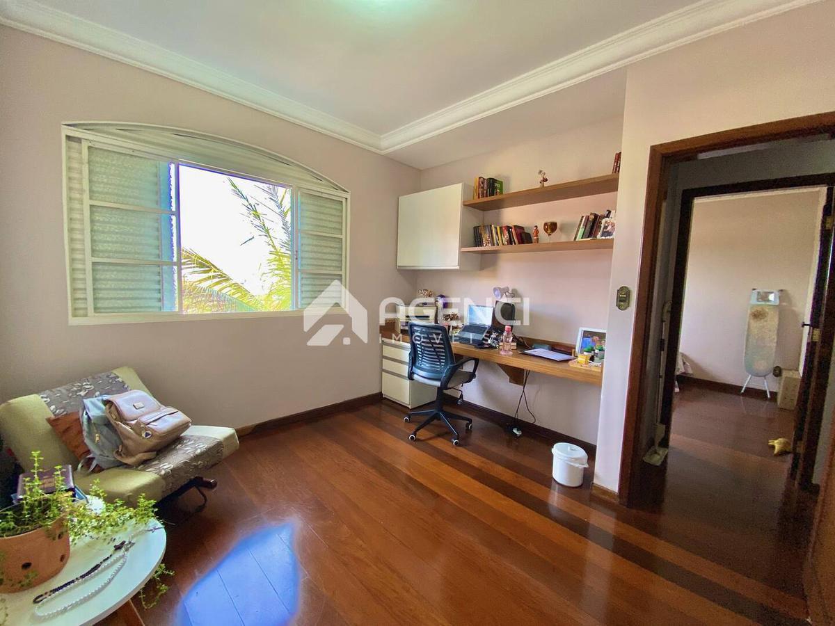 Casa, Camargos, 5 Quartos, 0 Vaga, 1 Suíte