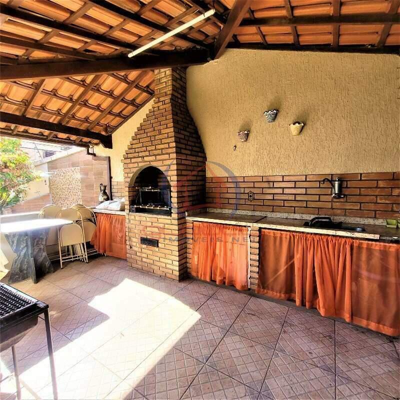 Casa, Castelo, 4 Quartos, 5 Vagas, 1 Suíte