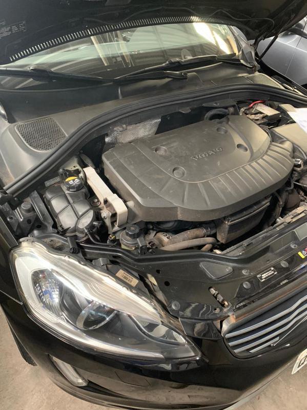 Volvo XC 60 D-5 Kinetic 2.4 Awd Diesel 5p
