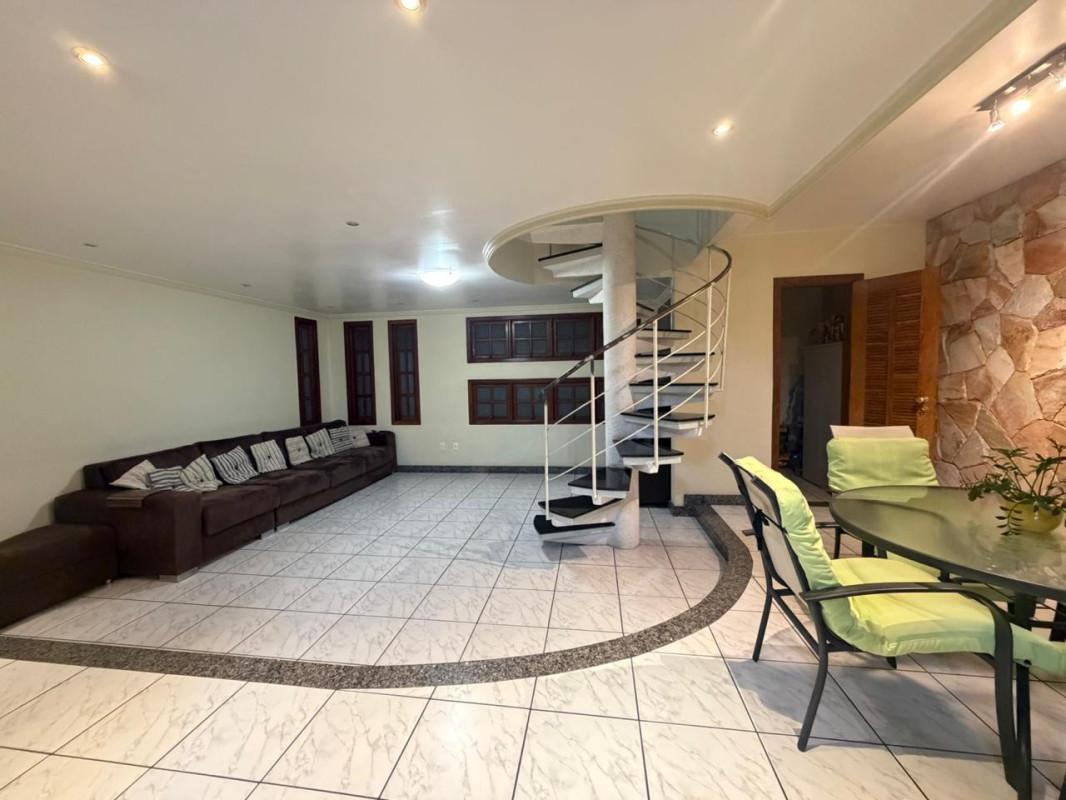 Casa, Castelo, 3 Quartos, 8 Vagas, 1 Suíte