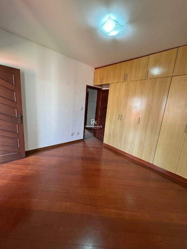 Casa, Castelo, 5 Quartos, 14 Vagas, 1 Suíte