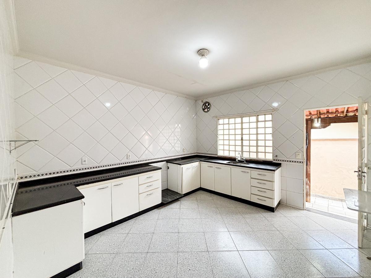 Casa, Três Barras, 5 Quartos, 2 Vagas, 1 Suíte