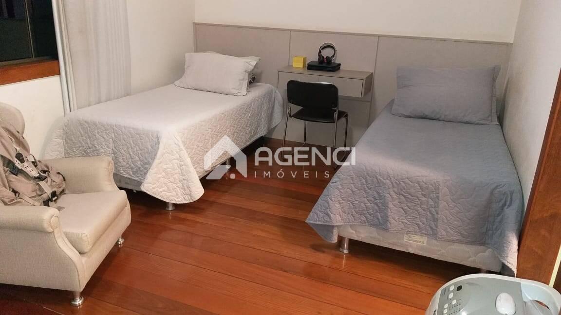 Casa, Camargos, 4 Quartos, 0 Vaga, 2 Suítes