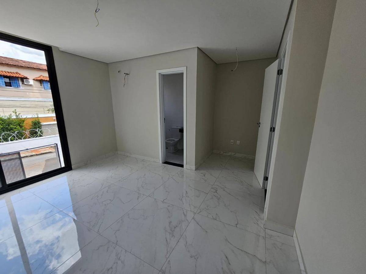 Casa, Santa Cruz, 3 Quartos, 4 Vagas, 1 Suíte