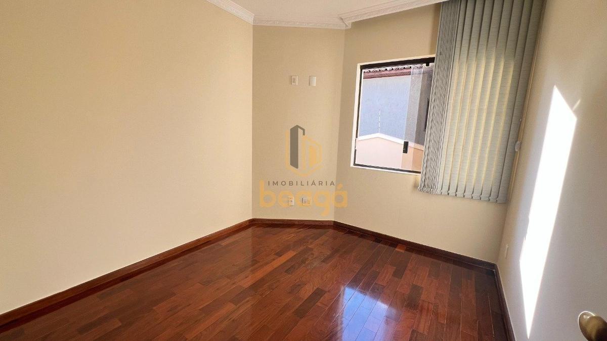 Casa, Castelo, 4 Quartos, 6 Vagas, 1 Suíte