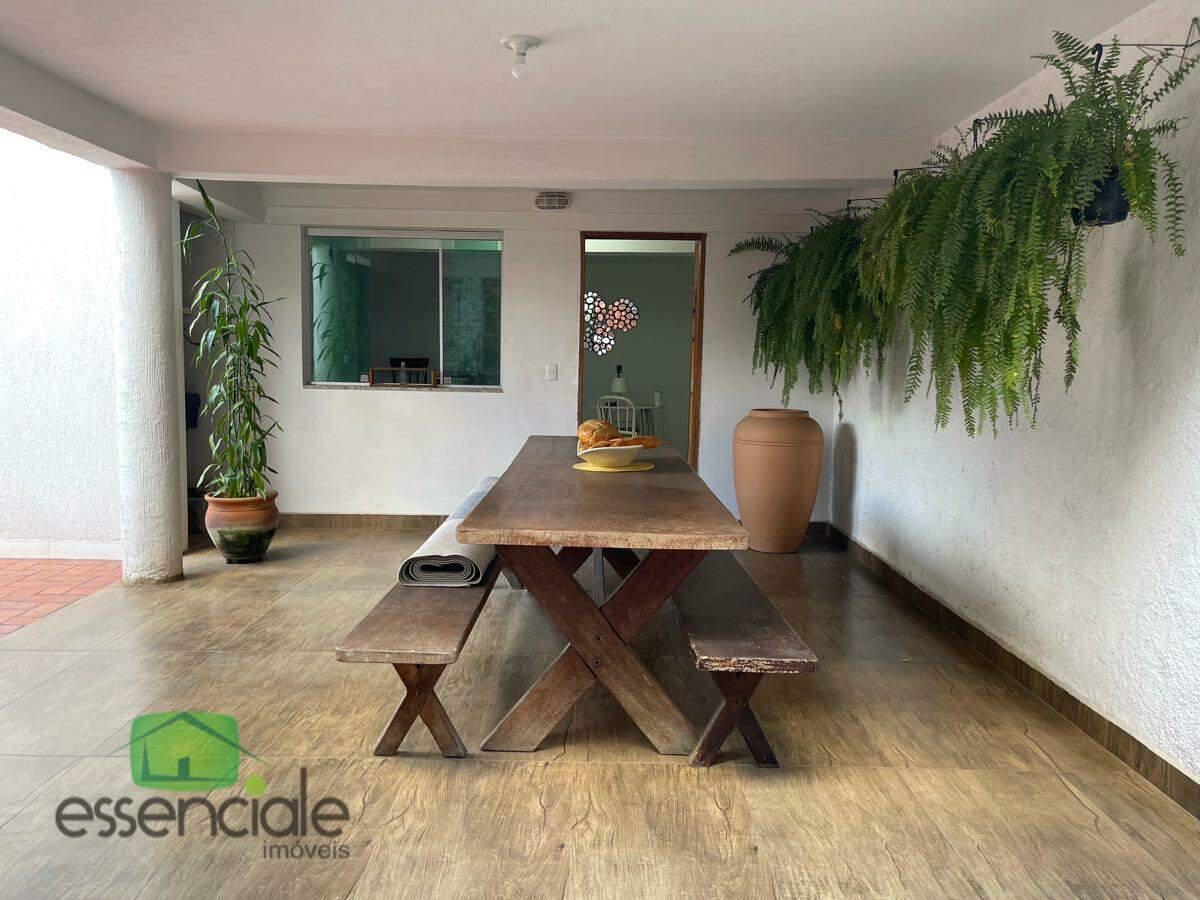 Casa, Santa Cruz Industrial, 3 Quartos, 5 Vagas, 1 Suíte