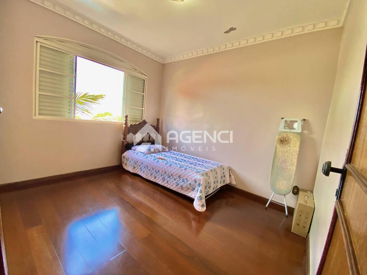 Casa, Camargos, 5 Quartos, 0 Vaga, 1 Suíte