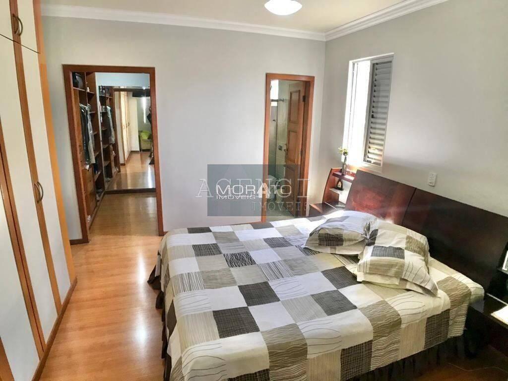 Casa, Castelo, 4 Quartos, 0 Vaga, 1 Suíte