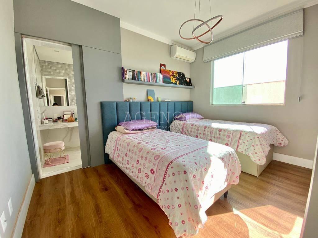 Casa, Paquetá, 4 Quartos, 0 Vaga, 2 Suítes