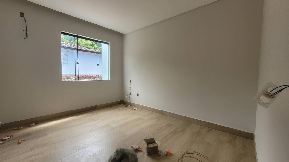 Casa, Quitandinha, 3 Quartos, 2 Vagas, 1 Suíte