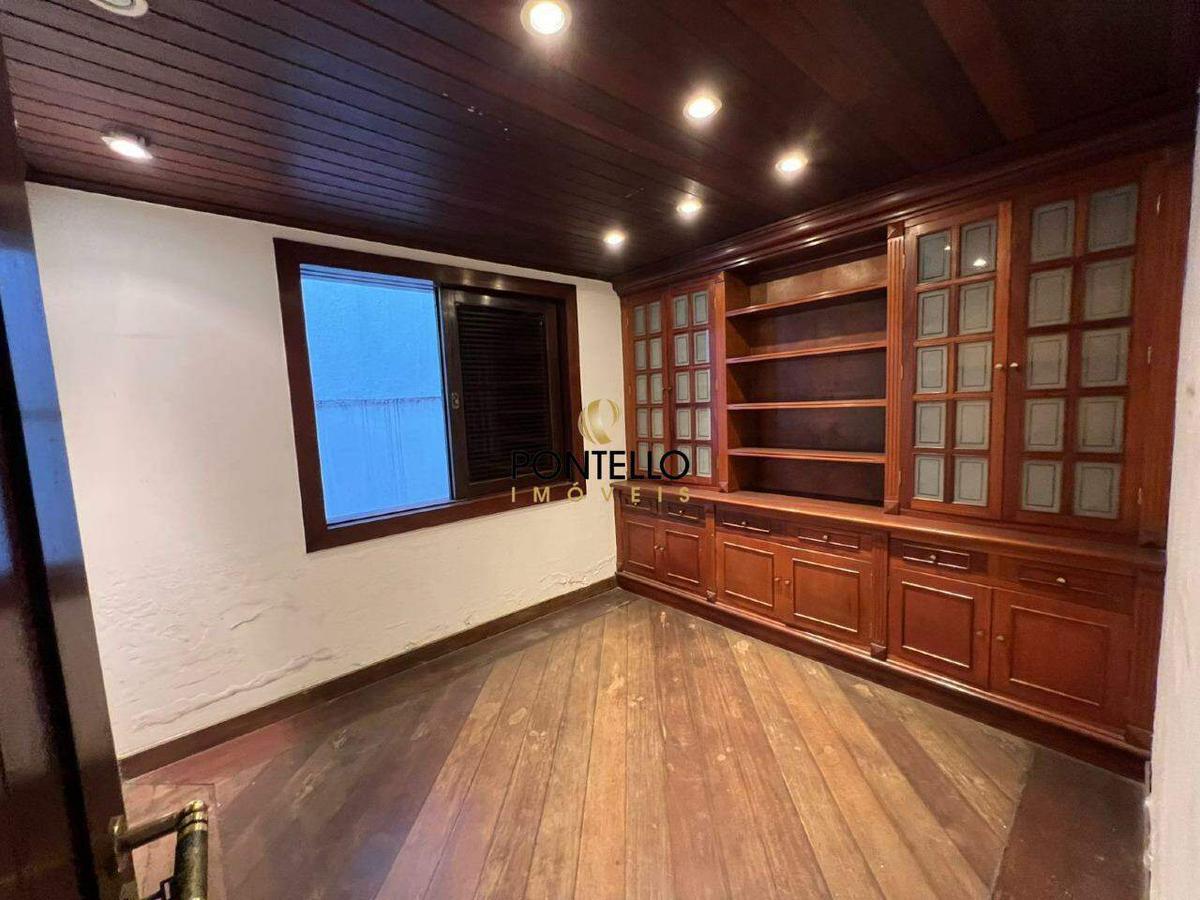 Casa, Centro, 7 Quartos, 0 Vaga, 3 Suítes
