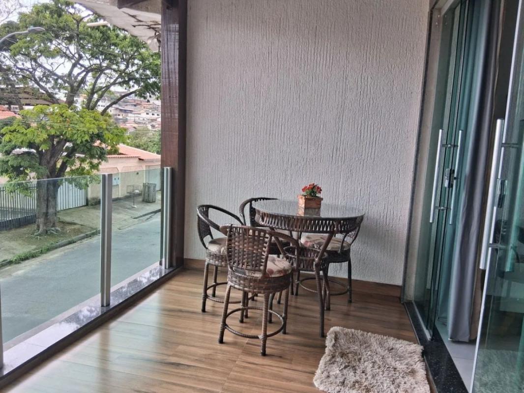 Casa, Industrial, 3 Quartos, 5 Vagas, 1 Suíte