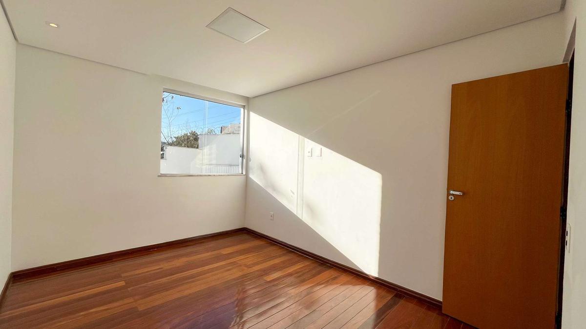 Casa, Estoril, 3 Quartos, 6 Vagas, 1 Suíte