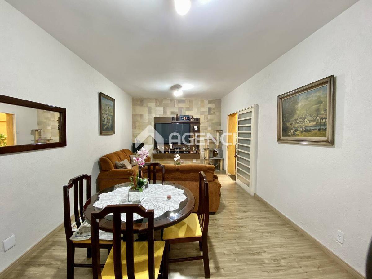 Casa, Santa Maria, 5 Quartos, 0 Vaga, 3 Suítes