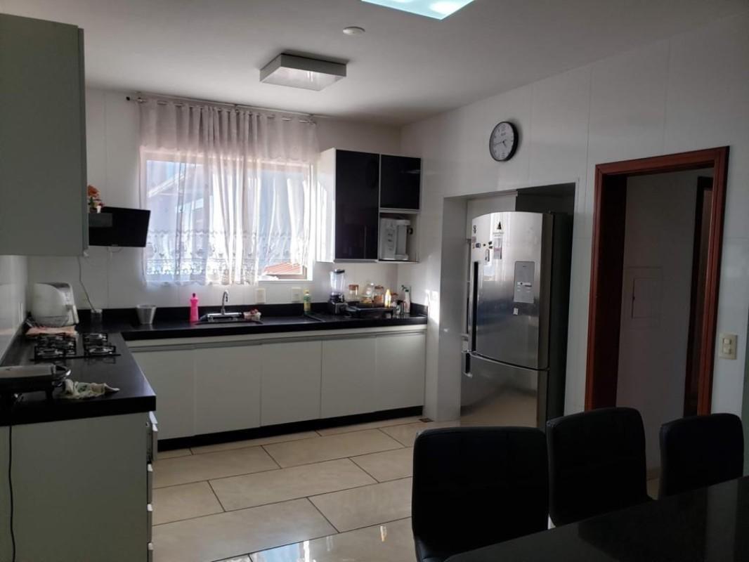 Casa, Fernão Dias, 4 Quartos, 5 Vagas, 2 Suítes