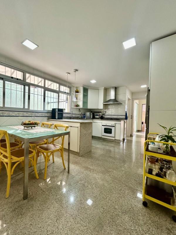 Casa, Castelo, 4 Quartos, 3 Vagas, 1 Suíte