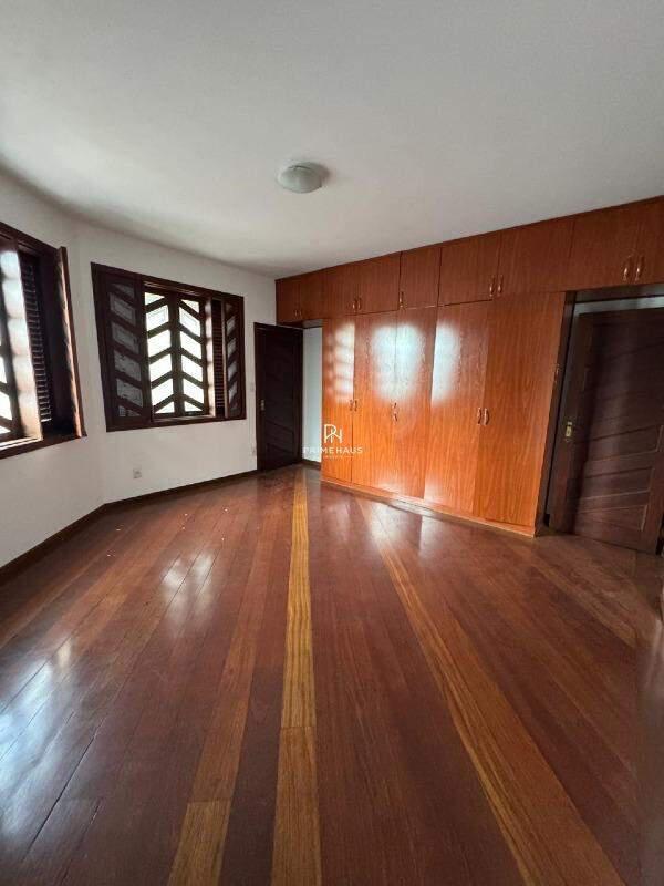 Casa, Castelo, 5 Quartos, 14 Vagas, 1 Suíte