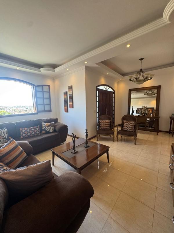 Casa, Trevo, 4 Quartos, 10 Vagas, 1 Suíte