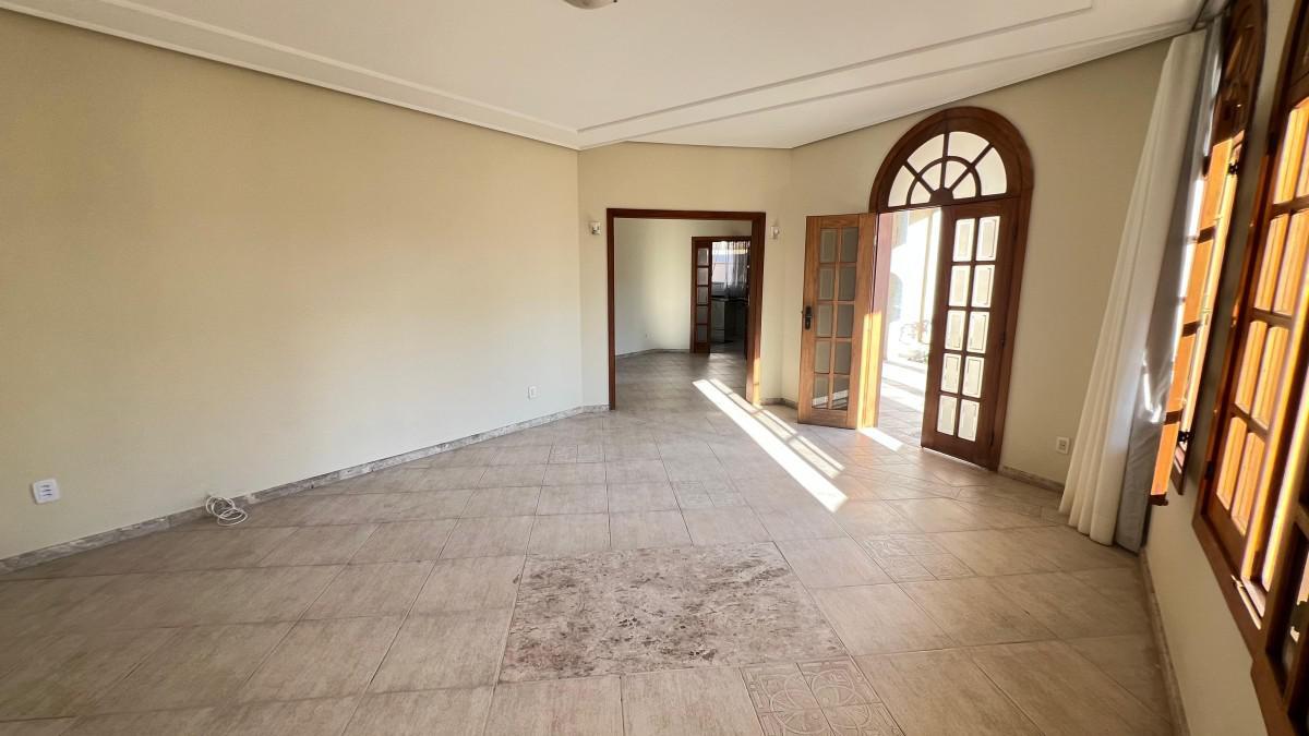 Casa, Castelo, 4 Quartos, 6 Vagas, 2 Suítes