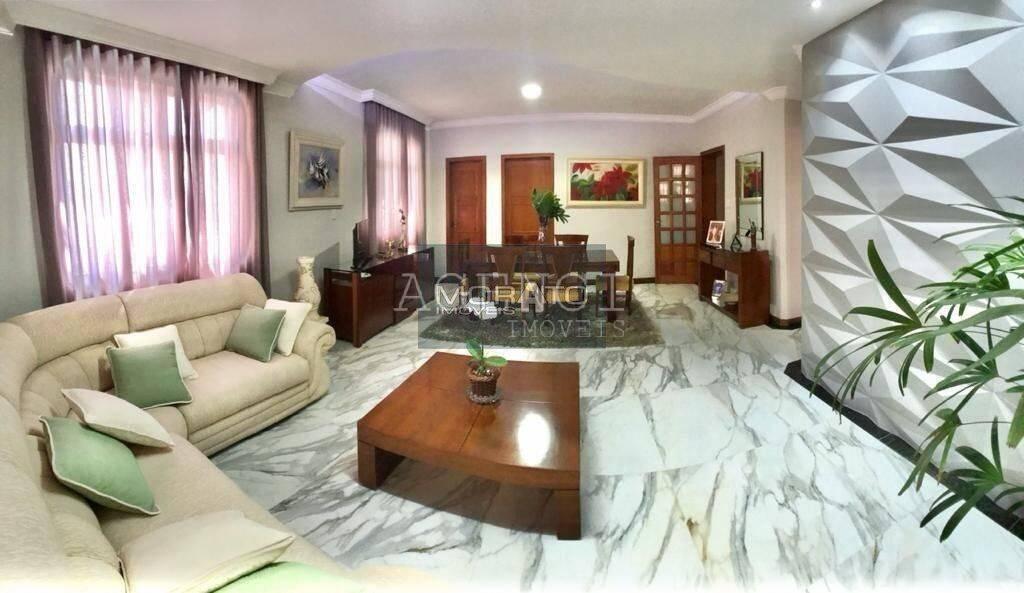 Casa, Castelo, 4 Quartos, 0 Vaga, 1 Suíte