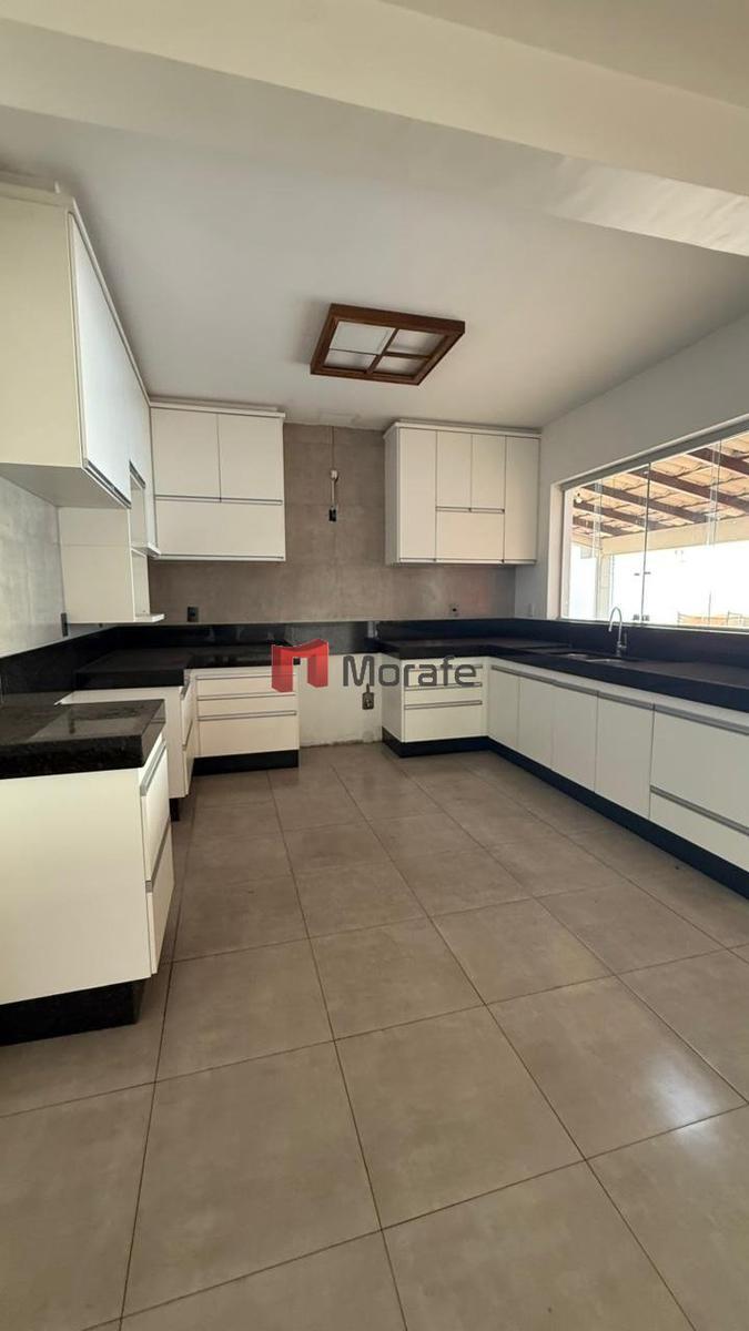 Casa, Castelo, 4 Quartos, 4 Vagas, 1 Suíte