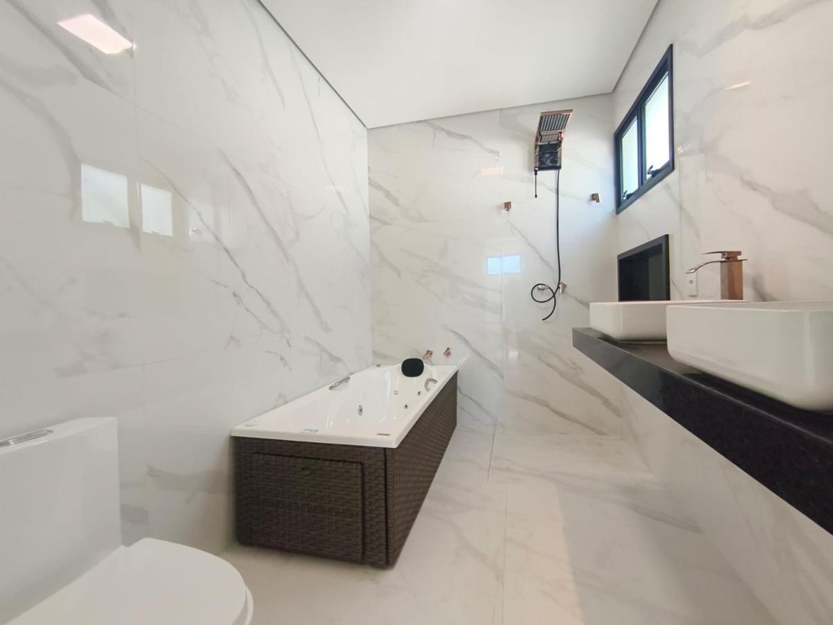 Casa, Trevo, 4 Quartos, 4 Vagas, 3 Suítes