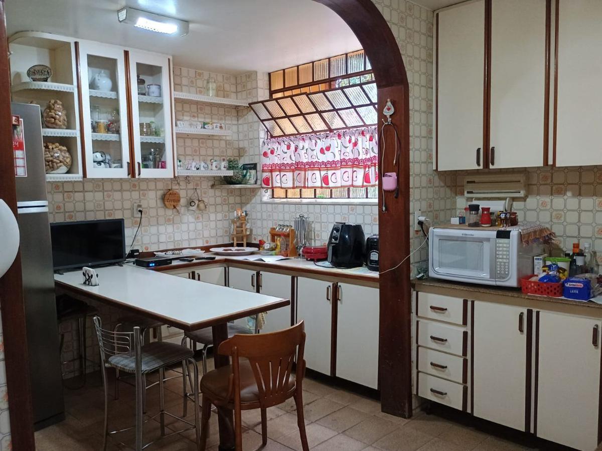 Casa, Cachoeirinha, 4 Quartos, 3 Vagas, 1 Suíte