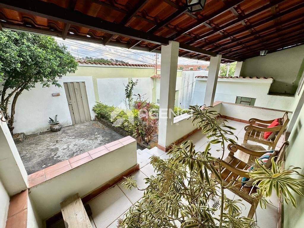 Casa, Coqueiros, 3 Quartos, 0 Vaga, 0 Suíte