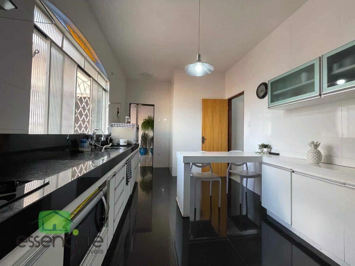 Casa, Santa Cruz Industrial, 3 Quartos, 5 Vagas, 1 Suíte
