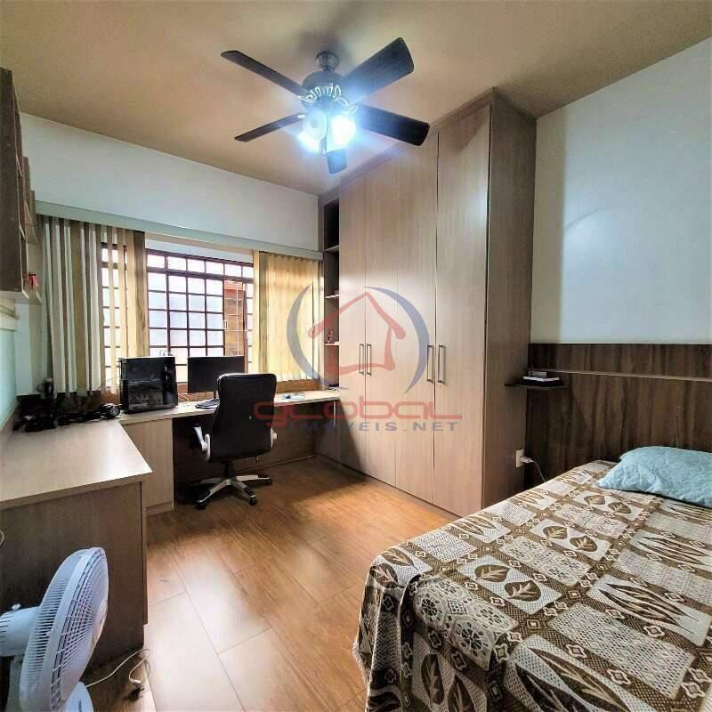 Casa, Castelo, 4 Quartos, 5 Vagas, 1 Suíte