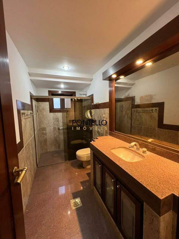 Casa, Centro, 7 Quartos, 0 Vaga, 3 Suítes