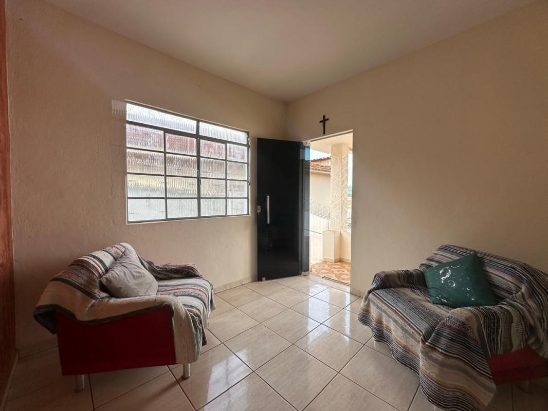 Casa, Centro, 3 Quartos, 2 Vagas, 1 Suíte