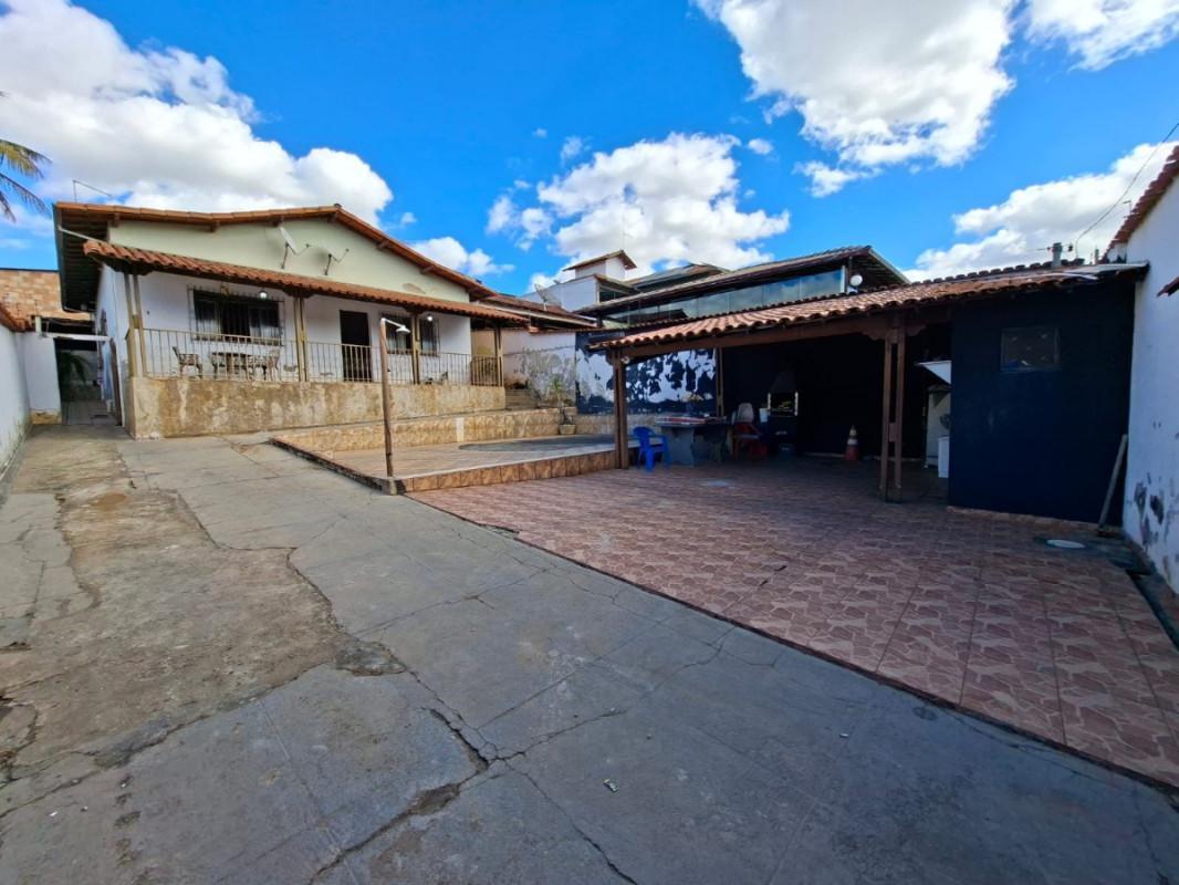 Casa, São Benedito, 3 Quartos, 4 Vagas, 1 Suíte