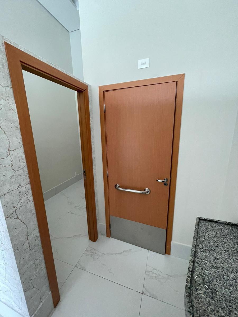 Loja, Santa Lúcia, 0 Vaga