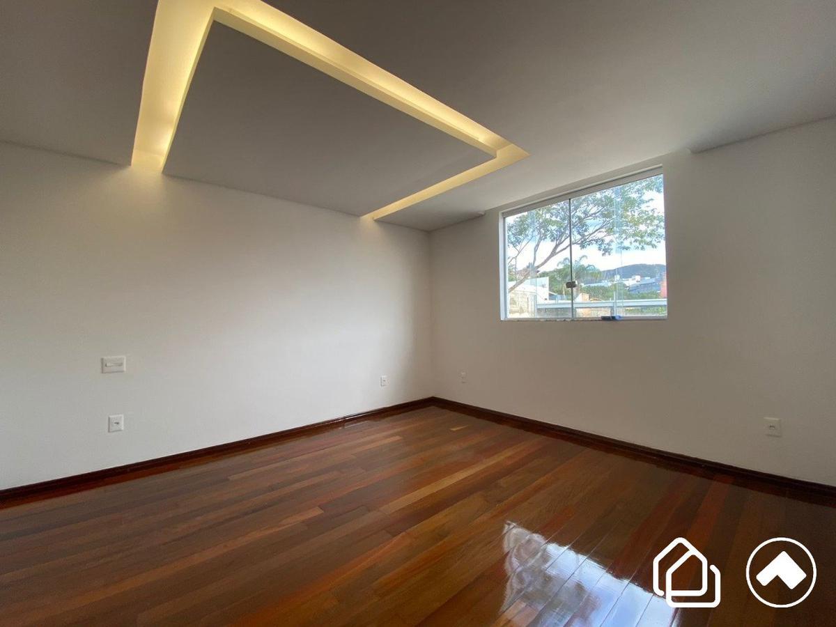 Casa, Estoril, 3 Quartos, 4 Vagas, 1 Suíte