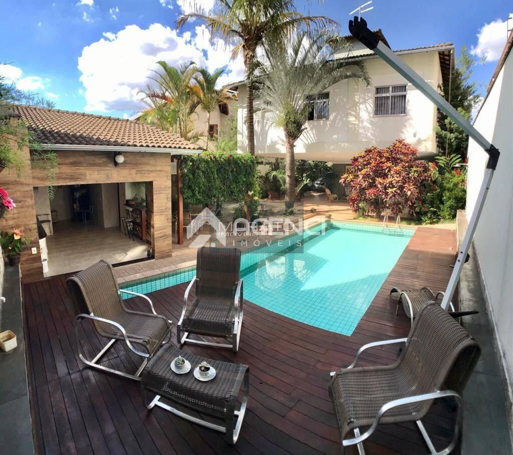 Casa, Castelo, 4 Quartos, 0 Vaga, 1 Suíte