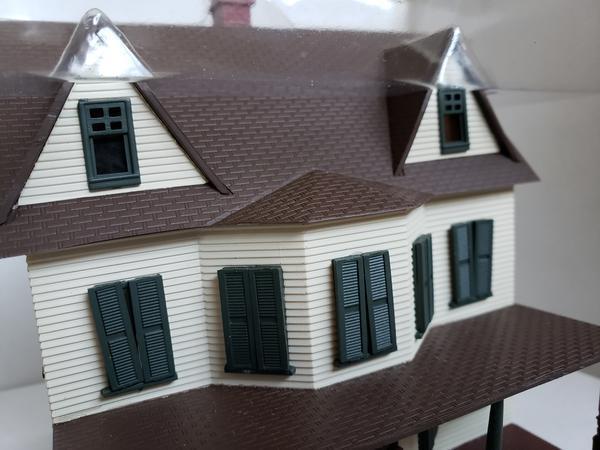 Casa .com Iluminação Interna e 2 Figuras