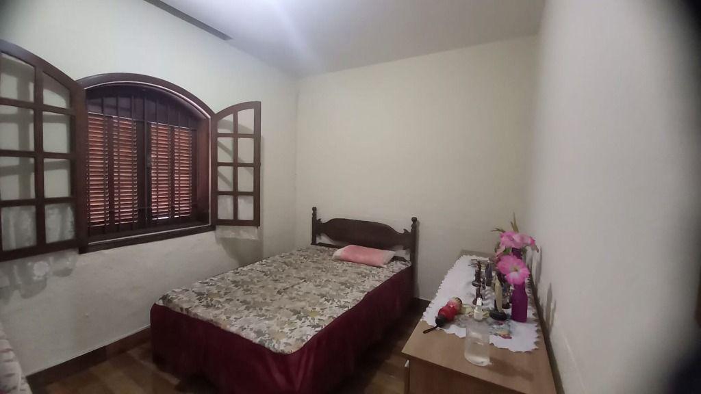 Casa, Centro, 6 Quartos, 0 Vaga, 1 Suíte