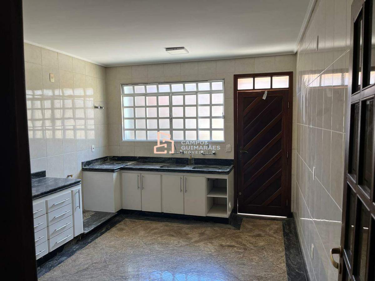 Casa Comercial, Barreiro, 4 Quartos, 5 Vagas, 1 Suíte